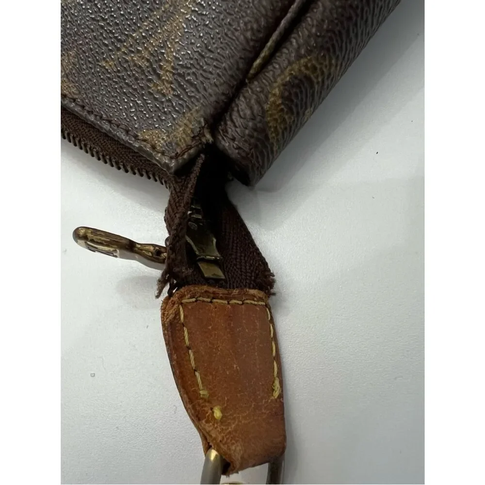 LOUIS VUITTON Pochette Accessoires Handbag Monogram LV - Picture 8 of 10